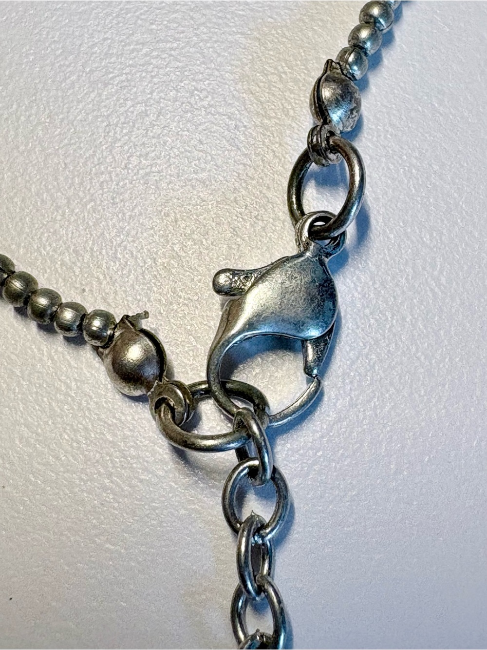 Vintage reversible navy & silver lucite necklace - Picture 5 of 6